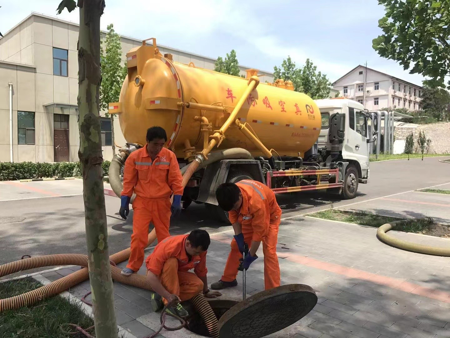 江北管道疏通车停在窨井附近