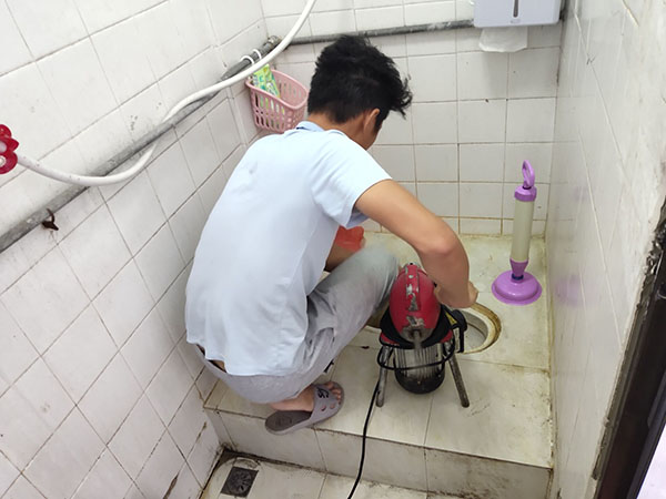 江北管道堵塞冒臭气 专业师傅现场解决问题